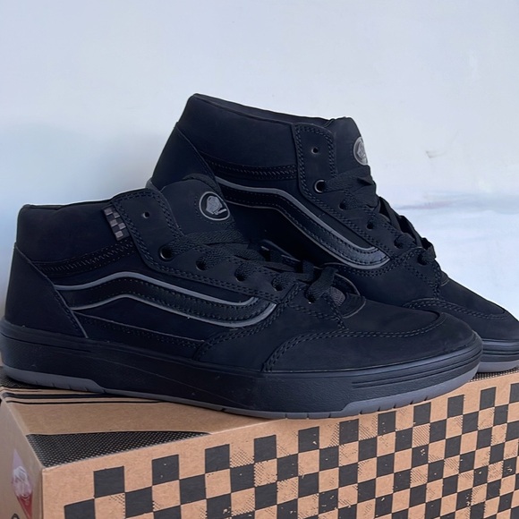 Vans Men’s Zahba Mid Black/Pewter
VN000CBSHR0 Sneakers - Picture 12 of 16